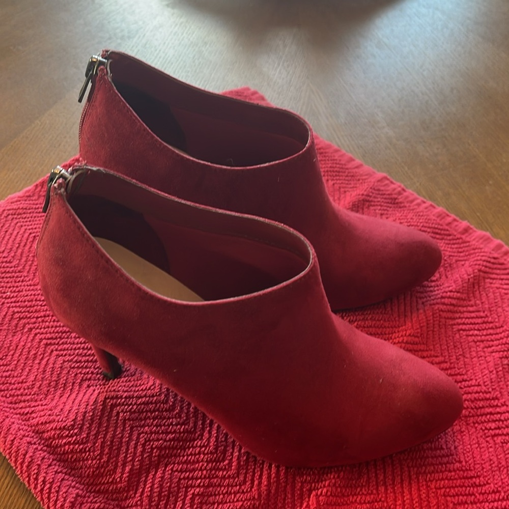 Kelly & Katie Deep Red Suede High Heels. 3 1/2” heel. Size 6 1/2. - Picture 2 of 6